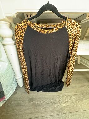 Leopard Raglan Sleeve Women’s Top - Black and Gold